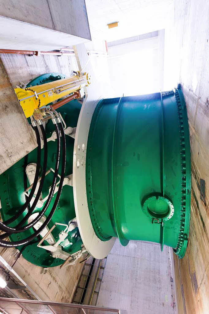 Eine Turbine in Nahaufnahme. Sie hat einen Durchmesser von 6,5 Metern. Muss in der Turbine etwas repariert werden, kann das Wasser abgelassen werden und die Arbeiter knnen ber das Einstiegsloch hineinklettern.