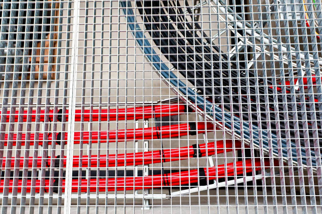 Vom Maschinenraum aus sieht man nicht viel vom Generator: Er liegt unter dem Gitter. Die roten Leitungen transportieren den Strom und sind warm.