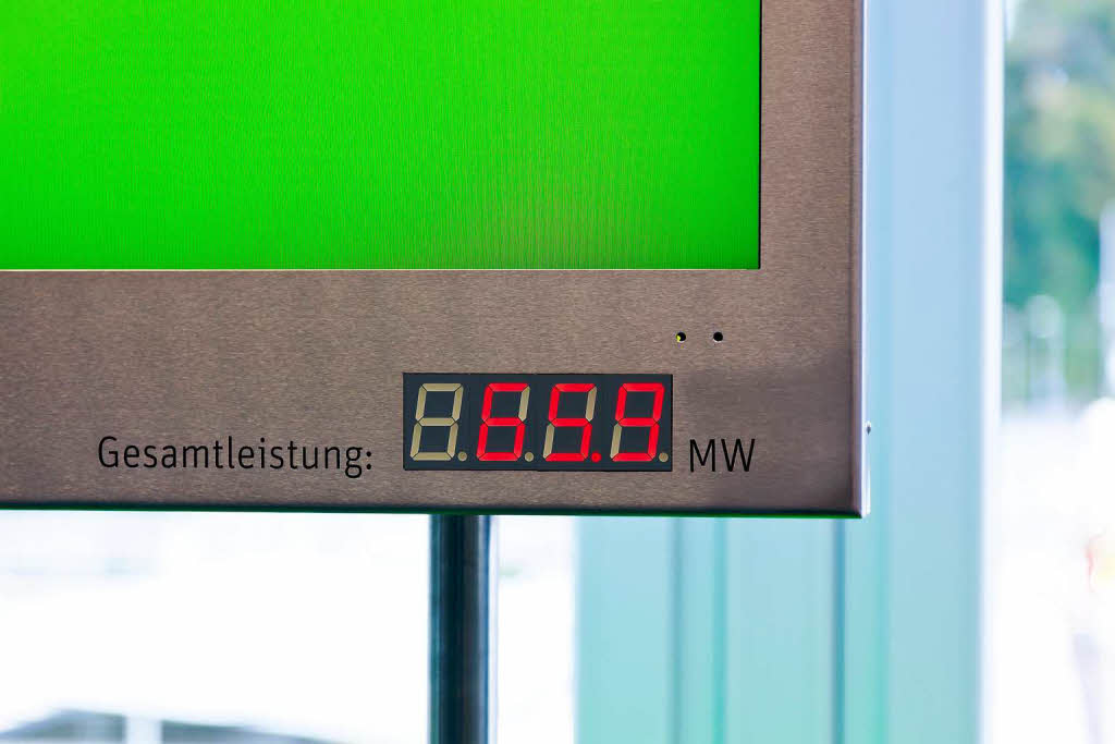 Aufgrund des niedrigen Rheinpegels kann das Kraftwerk derzeit noch nicht seine volle Leistungsmglichkeit ausschpfen.