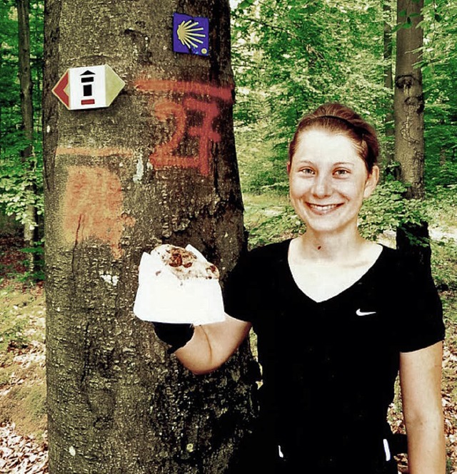 Clara Oehler mit einem Tierschdel, de...hen fr den Limes- und den Jakobsweg.   | Foto: Privat