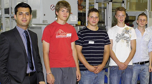 Geschftsfhrer Gkhan Balkis (links) ...Morat u. Co vier junge Auszubildende.   | Foto: Gert Brichta