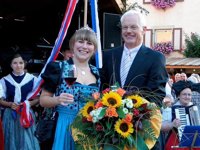 Lisa Thoma, neue Weinprinzessin fr Ka...dingen mit Brgermeister Eckart Escher  | Foto: Ines Sle