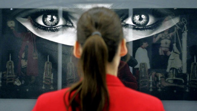 Wer schaut wen an? Eine Besucherin vor...m Bild auf der Kunstmesse Art Cologne   | Foto: dapd