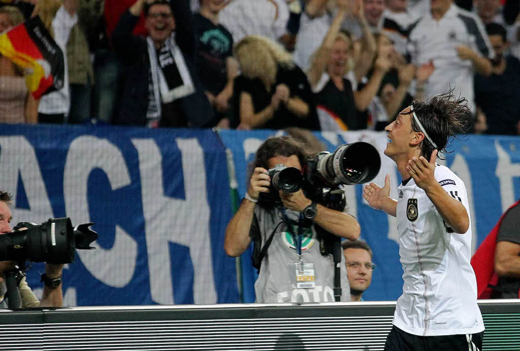 Jubel, Trubel, Heiterkeit bei der DFB-Elf und ihrem Anhang: Deutschland schlgt sterreich mit 6:2.