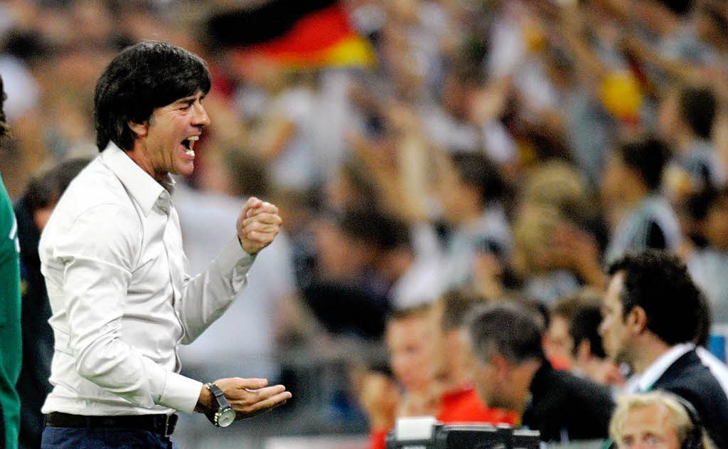 Jubel, Trubel, Heiterkeit bei der DFB-Elf und ihrem Anhang: Deutschland schlgt sterreich mit 6:2.