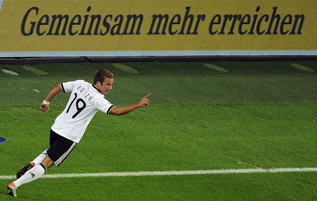 Jubel, Trubel, Heiterkeit bei der DFB-Elf und ihrem Anhang: Deutschland schlgt sterreich mit 6:2.