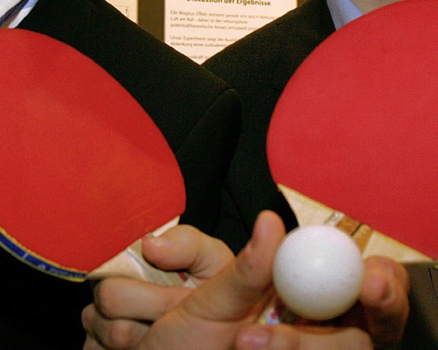 Der Kampf um den Zelluloidball geht au...ner Tischtennisspieler wieder weiter.   | Foto: dpa