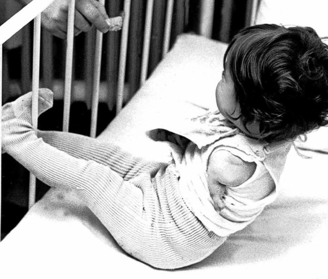 Ein durch Thalidomid behindertes Kind im Hannoverschen &quot;Anna-Stift&quot;,  | Foto: dpa