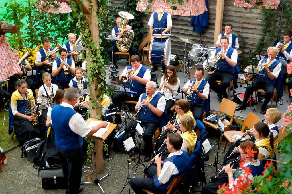 Zum Frhschoppen am Sonntag spielte beim Merdinger Gassen-Weinfest der Musikverein Waltershofen.