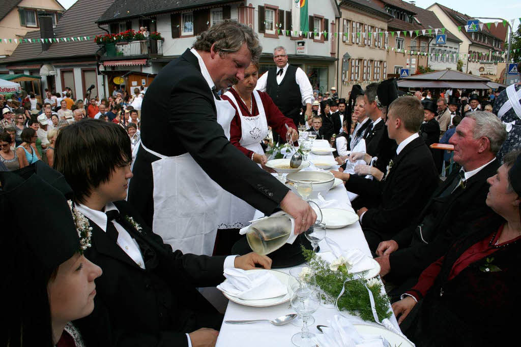 Brauchtum Kaisersthler Trachtenhochzeit: Das Hochzeitsmahl auf der Bhne des Eichstetter Schwibog-Wifeschts.