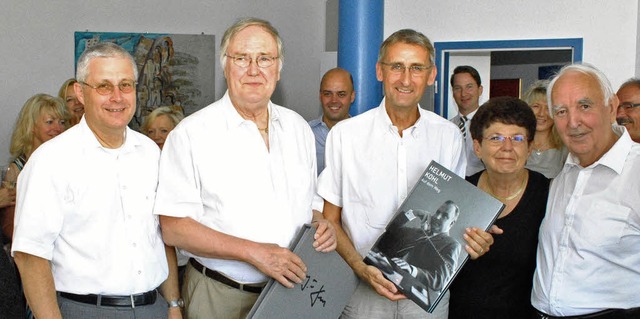 Bundestagsabgeordneter Armin Schuster ...inem auergewhnlichen Buchgeschenk.    | Foto: SEDLAK