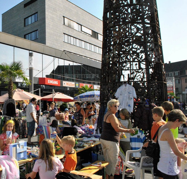 Dichtes Gedrnge herrschte am Samstag ...Premiere des Flohmarkts auf der Insel.  | Foto: SEDLAK