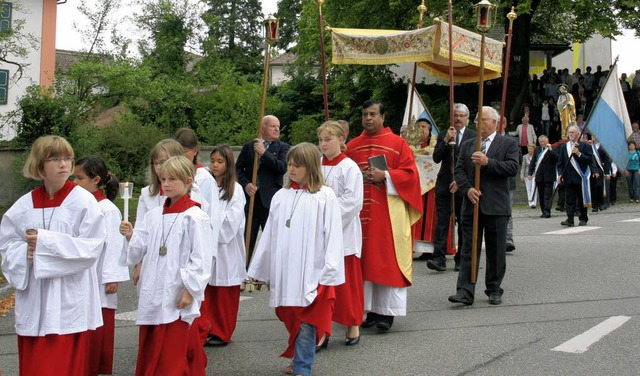 Gottesdienstteilnehmer zogen am Patroz...r Klaus Fietz und davor Pater Michael.  | Foto: Charlotte Frse