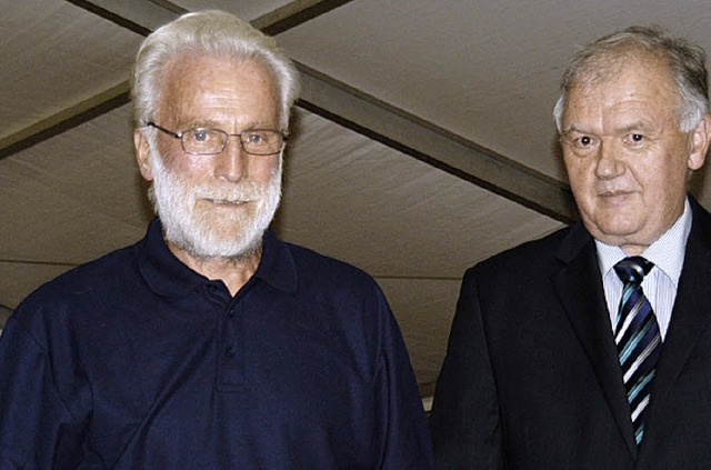 Rolf Zimmermann (links) erhielt die die Ehrennadel des Landes von  Werner Meier.  | Foto: Verena Wehrle