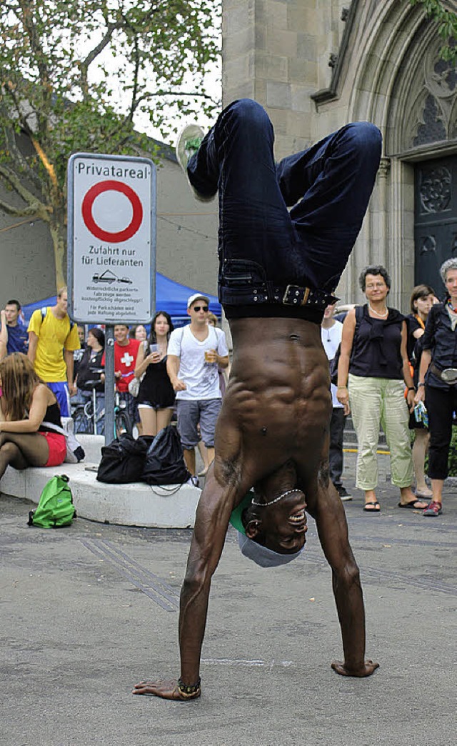 Athletisch ging es beim Capoeira zu.  | Foto: Julian Kutzim