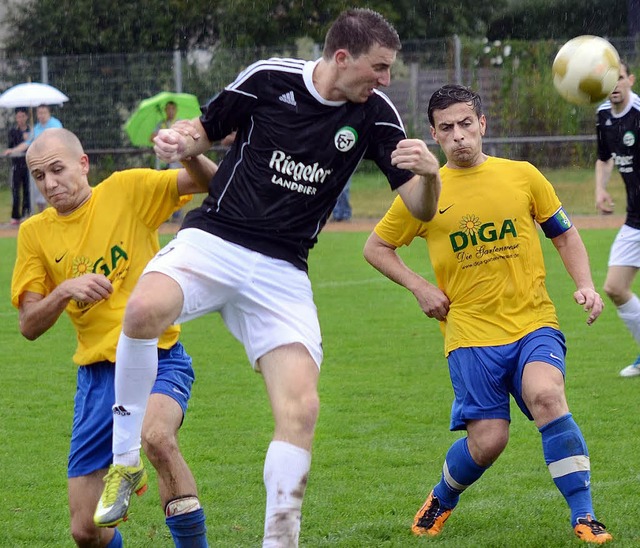 Der Teninger Torschtze Fabian Beckert...nks) und Alexander Gette an den Ball.   | Foto: kaufhold