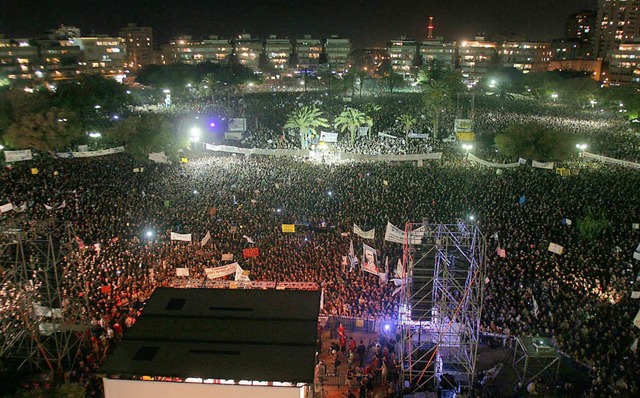 Der Kikar Ha-Medina in Tel Aviv am Samstagabend   | Foto: dpa