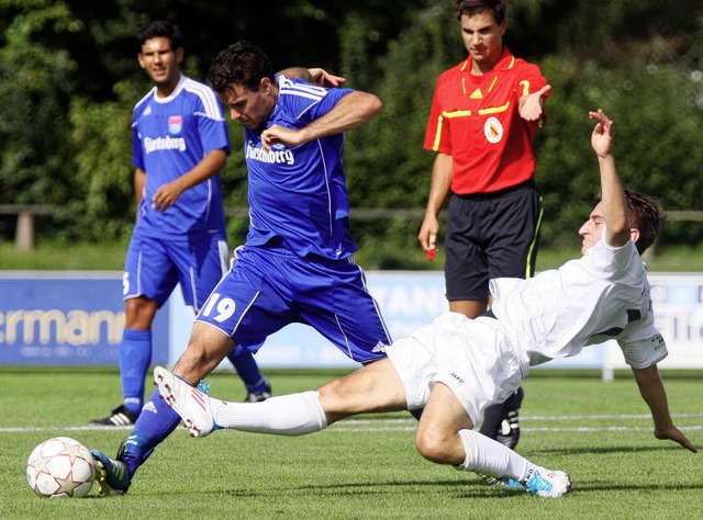 Das lange Bein von Christian Hercher (...rten der FCD gegen die Schwarzwlder.   | Foto: DIREVI