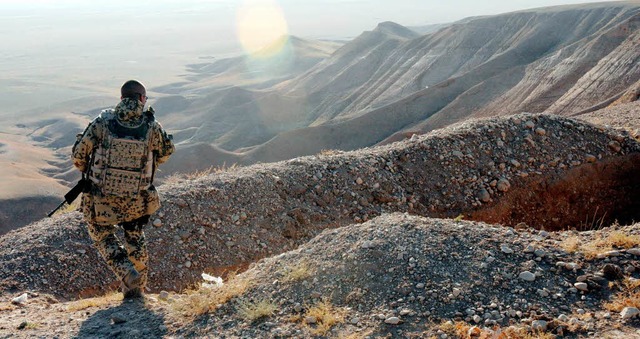 Ein ISAF-Soldat in Afghanistan: Bewohn...n Entwicklungshelfer in einem Gebirge.  | Foto: dpa
