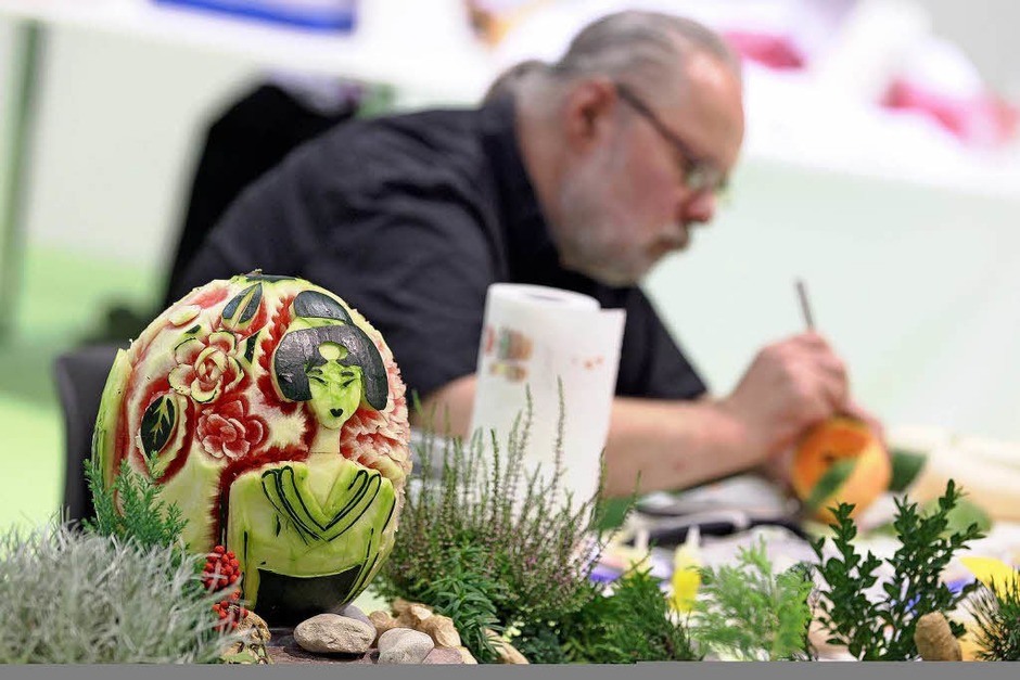 Asaiatische Schönheit auf einer Melone (Foto: dpa) Asaiatische Schönheit auf einer Melone (Foto: dpa)