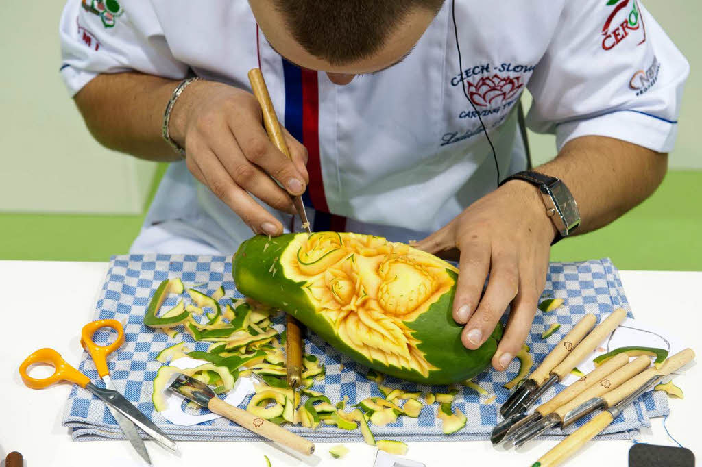 Gemseschnitzer Ladislav Pakosta aus Tschechien bearbeitet eine Papaya