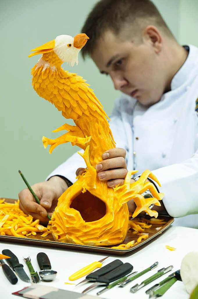 Der russische Gemseschnitzer Vadim Nefedjev vollendet einen Adler