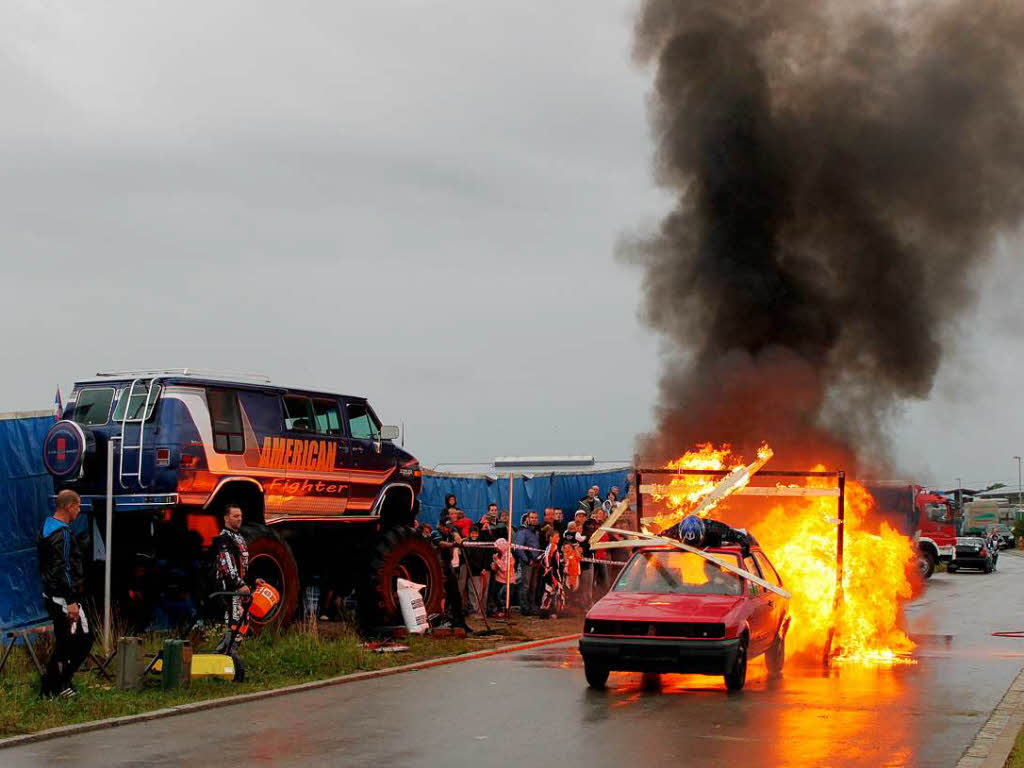 Dieses flammende Inferno durchbrach das Auto mitsamt Beifahrer auf dem Dach. Dieses flammende Inferno durchbrach das Auto mitsamt Beifahrer auf dem Dach.