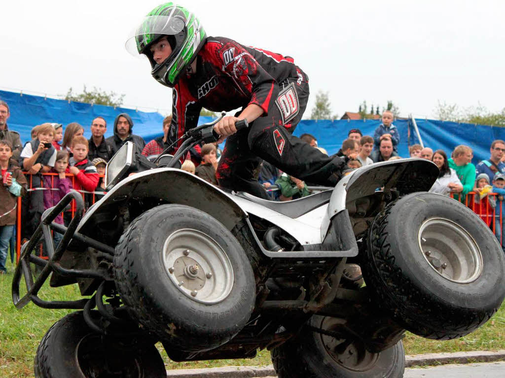 Die Jungs zeigen viel Mut und Geschicklichkeit, wie hier auf zwei Rädern des Quad. Die Jungs zeigen viel Mut und Geschicklichkeit, wie hier auf zwei Rädern des Quad.