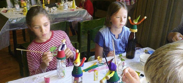 Hchste Konzentration: die Kinder beim Gestalten ihrer Tontopfmnnchen.  | Foto: Franz Hilger