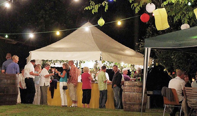 Sdlndisch das Ambiente, sdlndisch auch das Wetter beim Hock im Weinhof.   | Foto: adelbert mutz