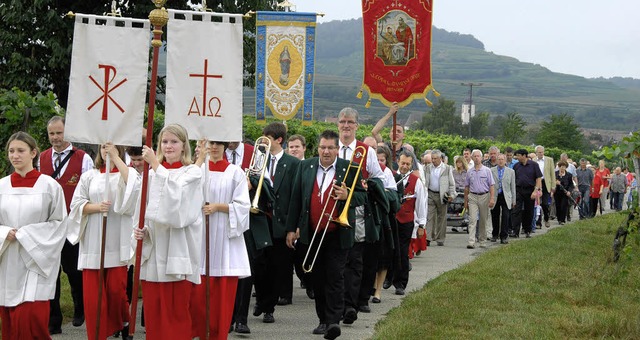 Ein stattlicher Prozessionszug pilgerte am Sonntag zur Eichertkapelle.   | Foto: Roland Vitt
