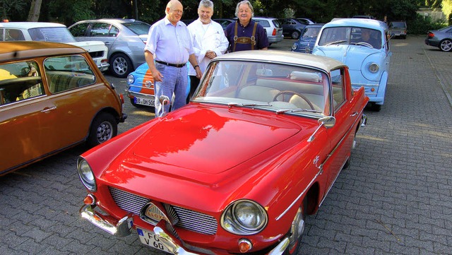 Oldtimerparade vor dem &#8222;Hirschen...os&#8220; auf dem Hirschen-Parkplatz.   | Foto: Christian Ringwald