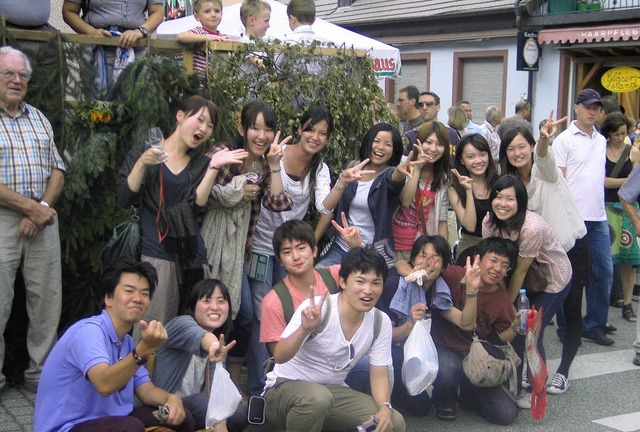 Sie haben ihren Spa beim Eichstetter Schwiboge-Wifescht: Studenten aus Tokio.    | Foto: gustav rinklin