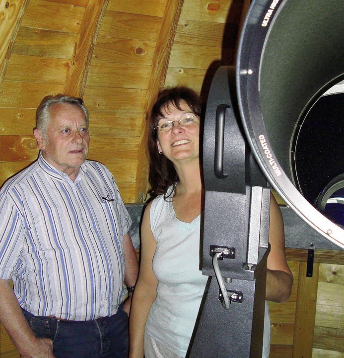 Siegfried Winter  und Agnes Wörne am Teleskop der  Sternwarte March.  | Foto: dorothee biedermann