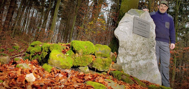 Rainer Krey beim Gedenkstein, der an d...maligen Rttihof in Nebenau erinnert.   | Foto: Birgit-Cathrin Duval