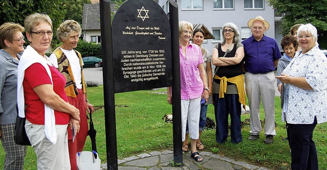 Eine Gedenktafel erinnert an die Opfer des Holocausts.   | Foto: Renate Tebbel