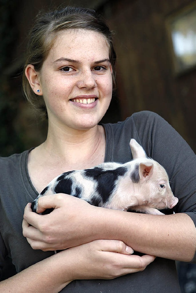 Johanna Kiefer mit einem von 14 Ferkeln  | Foto: christoph breithaupt