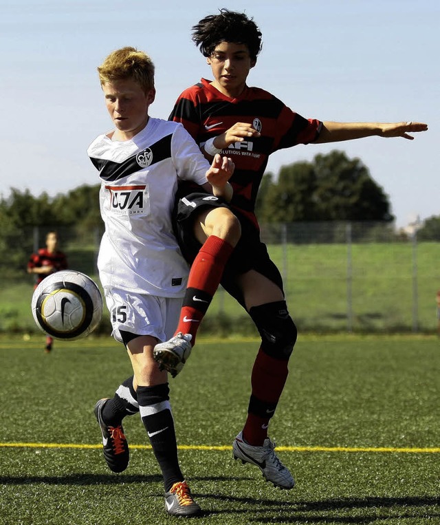 Eine Szene aus dem Gruppenspiel zwisch...das die Offenburger mit 1:0 gewannen.   | Foto:  Peter Aukthun