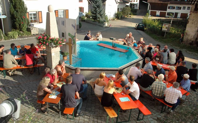 Der Sternenbrunnen in Hsingen ist dan...tzung vieler Menschen wieder intakt.   | Foto: Vera Winter