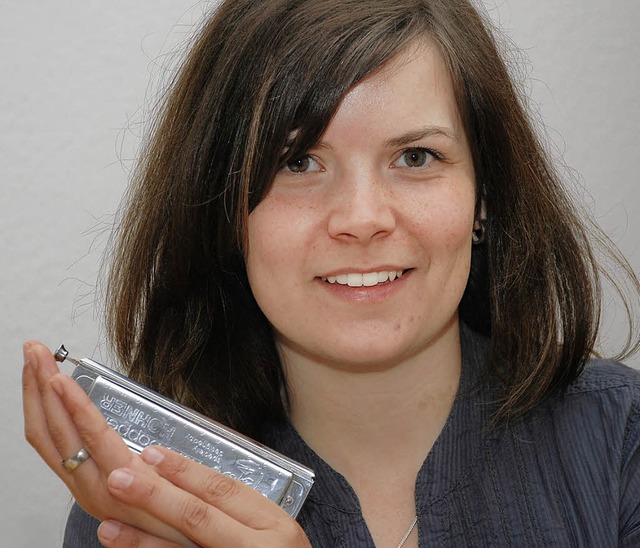 Judith Kaiser hat sich am Hohner-Konse...die &#8222;Mundorgel&#8220; verliebt.   | Foto: Gertrude Siefke