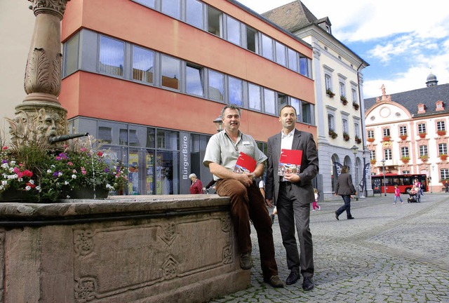 Alexander Selzer und Boris Klatt vom B...chige Touristen in der Stadt beraten.   | Foto: Ralf Burgmaier