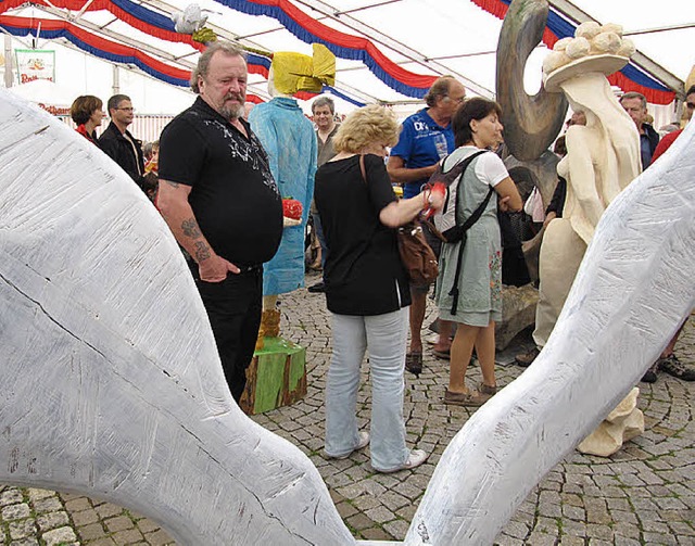 Ein voller Erfolg war die Skulpturenve...gste verfolgten den Bieterwettstreit.  | Foto: Susanne Filz