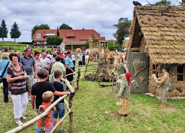 Das Hexenhuschen mit  Hnsel und Gret...weckte das Interesse vieler Besucher.   | Foto: Stefan Pichler