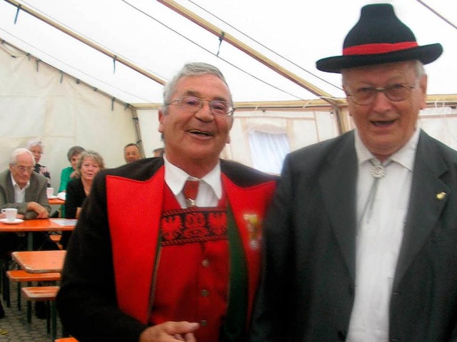 Pater Schaller und Heinrich Sanin vom ...des Paters  in Tracht erschienen war.   | Foto: Christiane Sahli