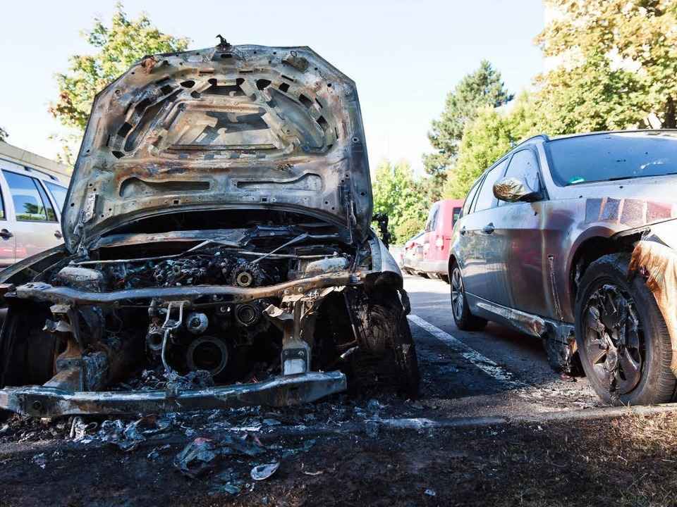 Autowracks auf dem Parkplatz des Regie...ie Polizei geht von Brandstiftung aus.  | Foto: Dominic Rock