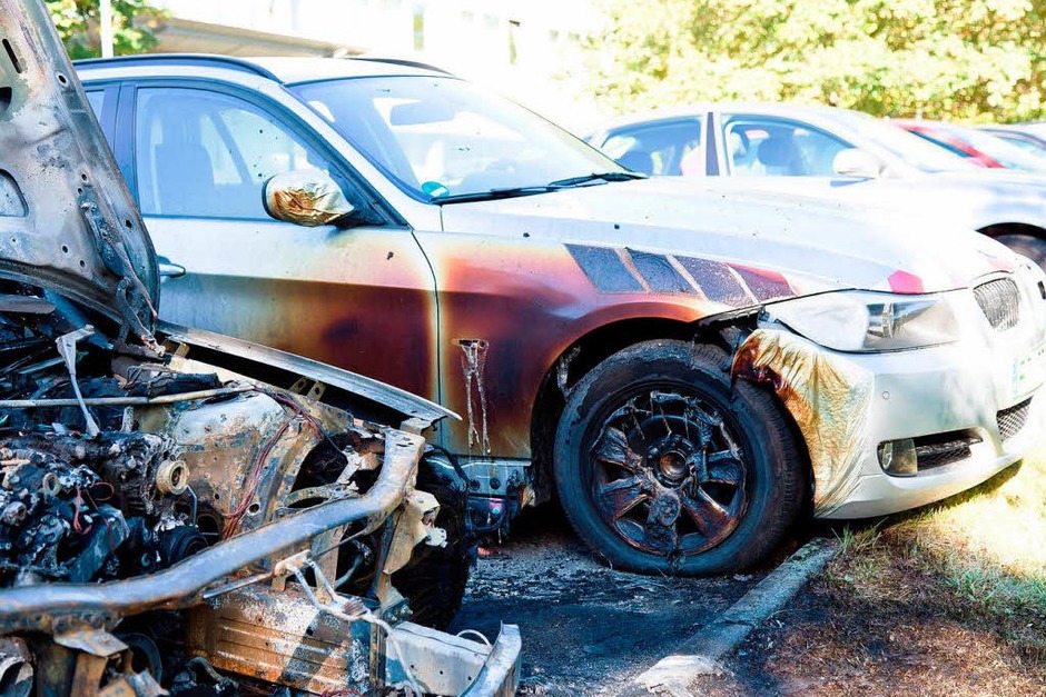 Hoher Schaden auf dem Parkplatz des Regierungspräsidiums: Zwei Autos wurden abgefackelt, ein weiteres beschädigt. (Foto: Dominic Rock) Hoher Schaden auf dem Parkplatz des Regierungspräsidiums: Zwei Autos wurden abgefackelt, ein weiteres beschädigt. (Foto: Dominic Rock)