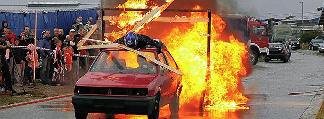 Dieses flammende Inferno durchbrach das Auto mitsamt Beifahrer auf dem Dach.  | Foto: Martha Weishaar