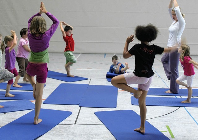 Yoga fr Kinder: Bettina Bohlig zeigt, wie es geht.   | Foto: Adelbert Mutz