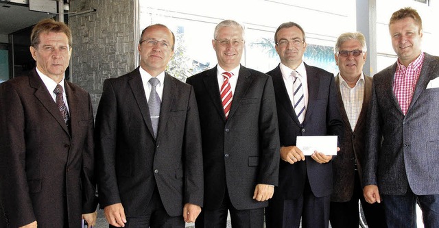 Sparkassendirektor Ulrich Feuerstein (...er und OB Dietz (von links) freuten.    | Foto: Frey