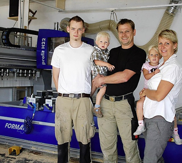 Christian und Silke Frank mit  Nils un...s Britsche vor der neuen CNC-Maschine   | Foto: Frey